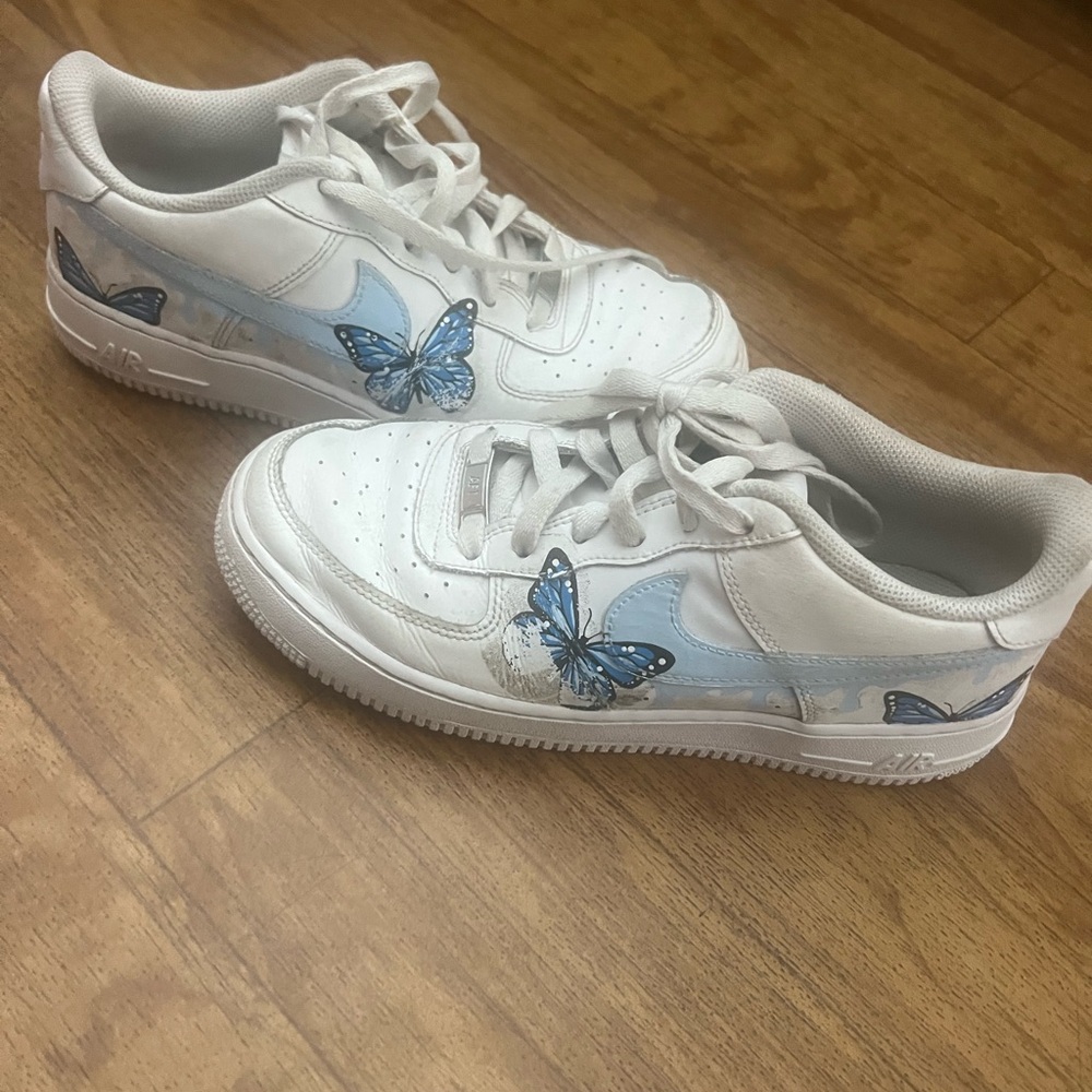 Nike Girls Air Force One White Sneakers w Blue Butterfly Design - size 7 youth